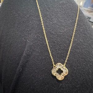 Elegant Gold Pendant Necklace